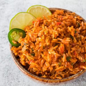 Heerlijk beter dan restaurantkwaliteit Mexicaanse rijst is gemakkelijk thuis te maken!