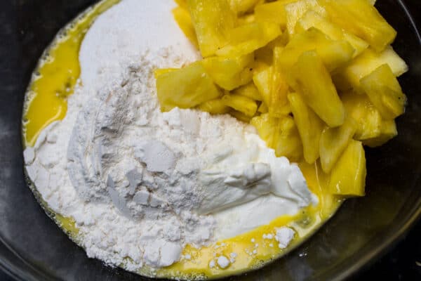 ингредиенты для начинки ананасовых батончиков, готовые к смешиванию