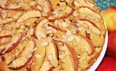 Recette de gâteau aux pommes garni d'amandes