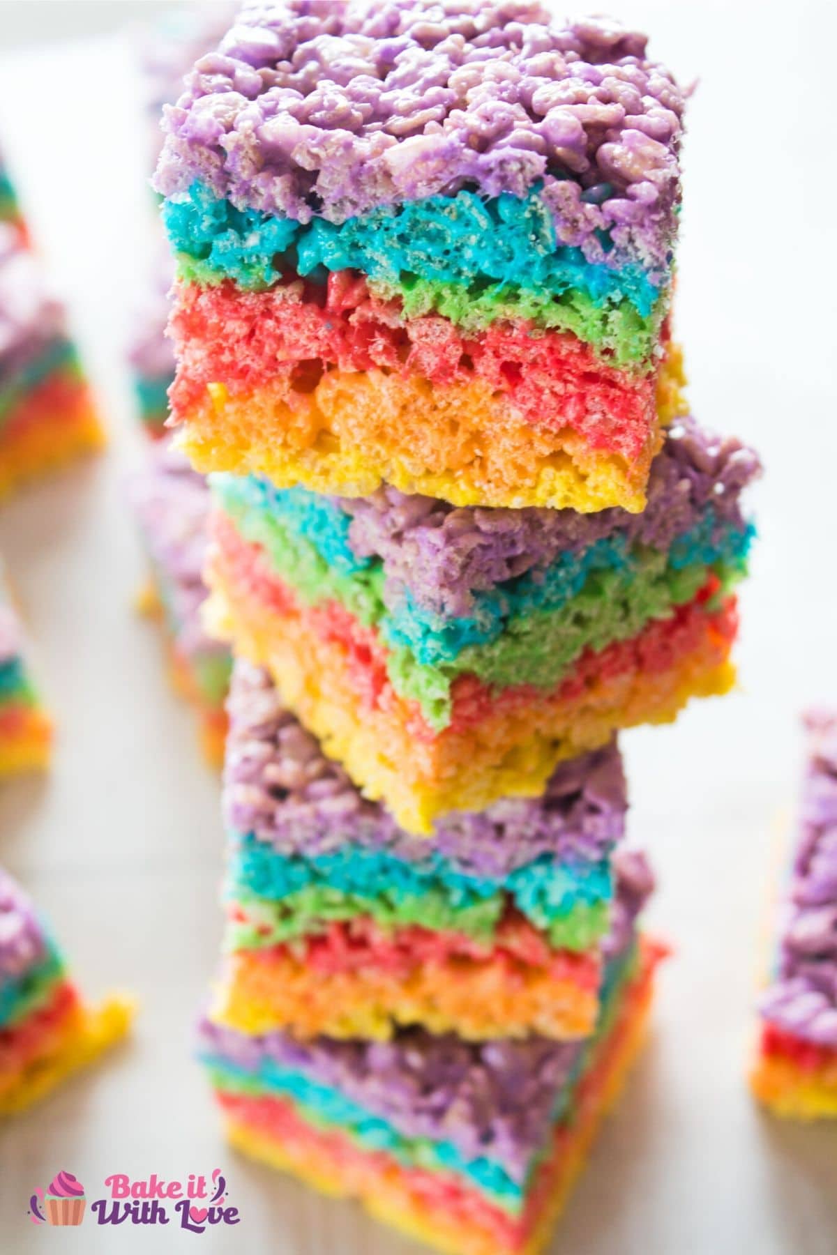 Fantastiske, sjove og farverige Rainbow Rice Krispies-godbidder er en let godbid uden bagning til alle lejligheder!