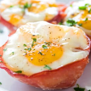 Fun and easy to make, these Cheesy Ham and Egg Baskets are a great breakfast to go!
