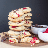 Biscotti al cioccolato e ciliegie al maraschino