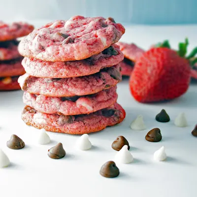 Cookies com gotas de chocolate super morango branco e amargo, www.bakeitwithlove.com