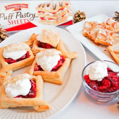 Lätt smördegssaker för semesterunderhållning! Smördeg Apple Tårtor och Apple Cranberry Jelly Puff Pastry Cases, www.bakeitwithlove.com