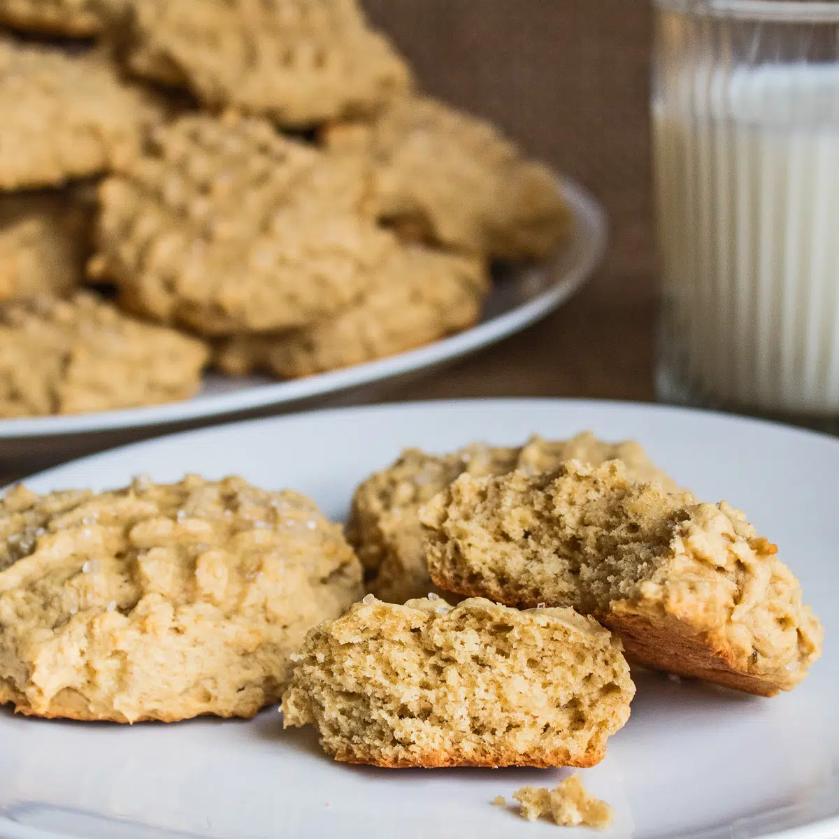 Biscuits faciles à la banane et au beurre de cacahuète servis en seulement 20 minutes avec du lait.