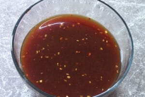 ingredience pekingské omáčky smíchané a připravené k vaření