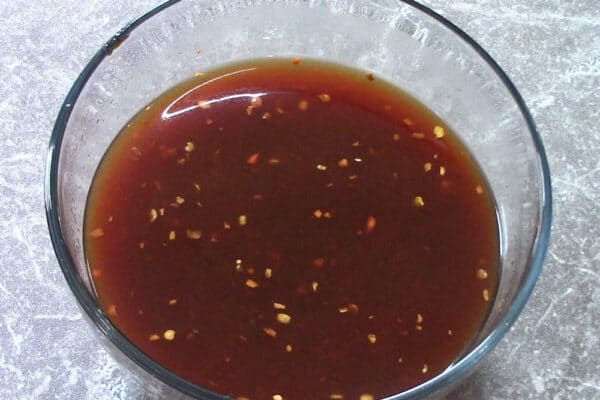 beijingsausingrediënten gemengd en klaar om te koken