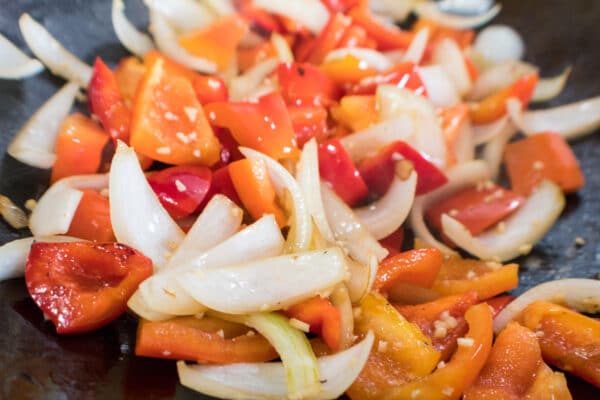 uien en paprika in olie en knoflook roergebakken in de wok