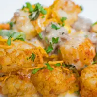 Cheesy Tater Tot Hamburger Casserole - это быстрое семейное блюдо, идеально подходящее для насыщенных ночей!