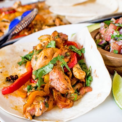 Les fajitas au poulet sur une plaque sont un dîner simple et rapide, parfait pour les familles occupées!