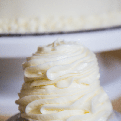 Receta de glaseado de crema de mantequilla de vainilla que no solo es rápida y fácil de hacer, ¡sino también nuestro glaseado favorito y más versátil de todos los tiempos!