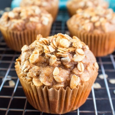 ¡Los sabrosos y saludables muffins de avena y manzana son fáciles de hacer y están llenos de sabores de manzana!