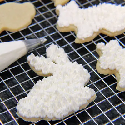作りやすい、超白のシュガークッキーフロスティング（硬化）は、装飾された切り抜かれたシュガークッキーを保管して共有するために美しくセットアップされます！