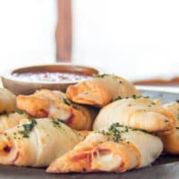 ¡Los rollitos de pizza rellenos son un aperitivo fácil para cualquier evento!