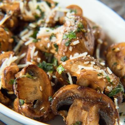 Os cogumelos balsâmicos salteados são um aperitivo ou lanche rápido e fácil!