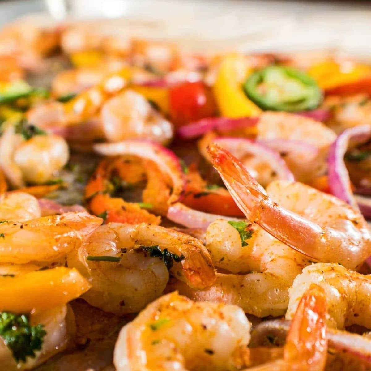 Ces fajitas aux crevettes sur plaque de cuisson sont un dîner incroyablement facile, savoureux et sain que toute la famille adorera!