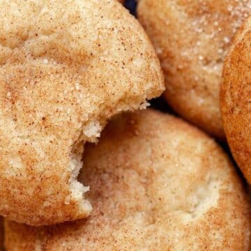 Chutné sušenky snickerdoodle jsou sváteční klasikou, jako jsou tyto jemné sušenky naskládané na detailním obrázku.