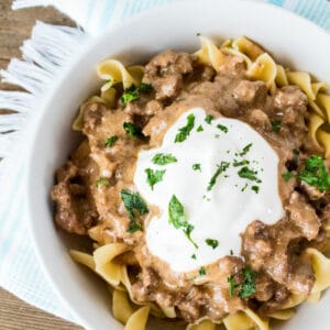 Házi készítésű darált marhahúsunk Stroganoff egy gyors és egyszerű serpenyős vacsora, amelyet az egész család szeretni fog