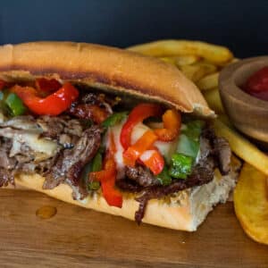 Leftover Prime Rib Philly Cheesesteak Sandwich är en fantastisk kombination av prime rib rostad, paprika och smält ost staplad i en smörgåsrulle