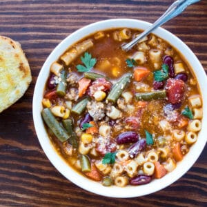 Pasta e Fagioli Soup è una sostanziosa zuppa italiana con pasta, salsiccia italiana e verdure