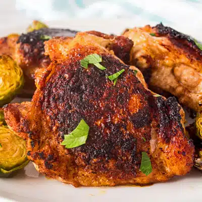 Эти суперпростые куриные бедра с бальзамическим соусом из 4 ингредиентов - идеальное блюдо из курицы для очень напряженных ночей!