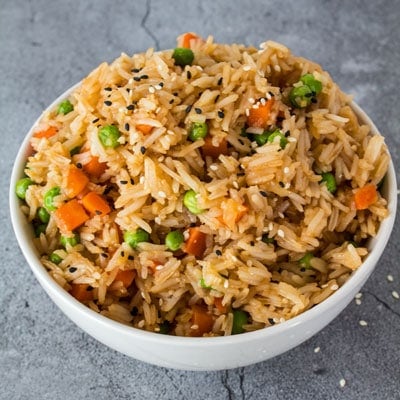 Arroz frito de hibachi super fácil feito é o início de uma grande noite de jantar hibachi em casa com sua família!