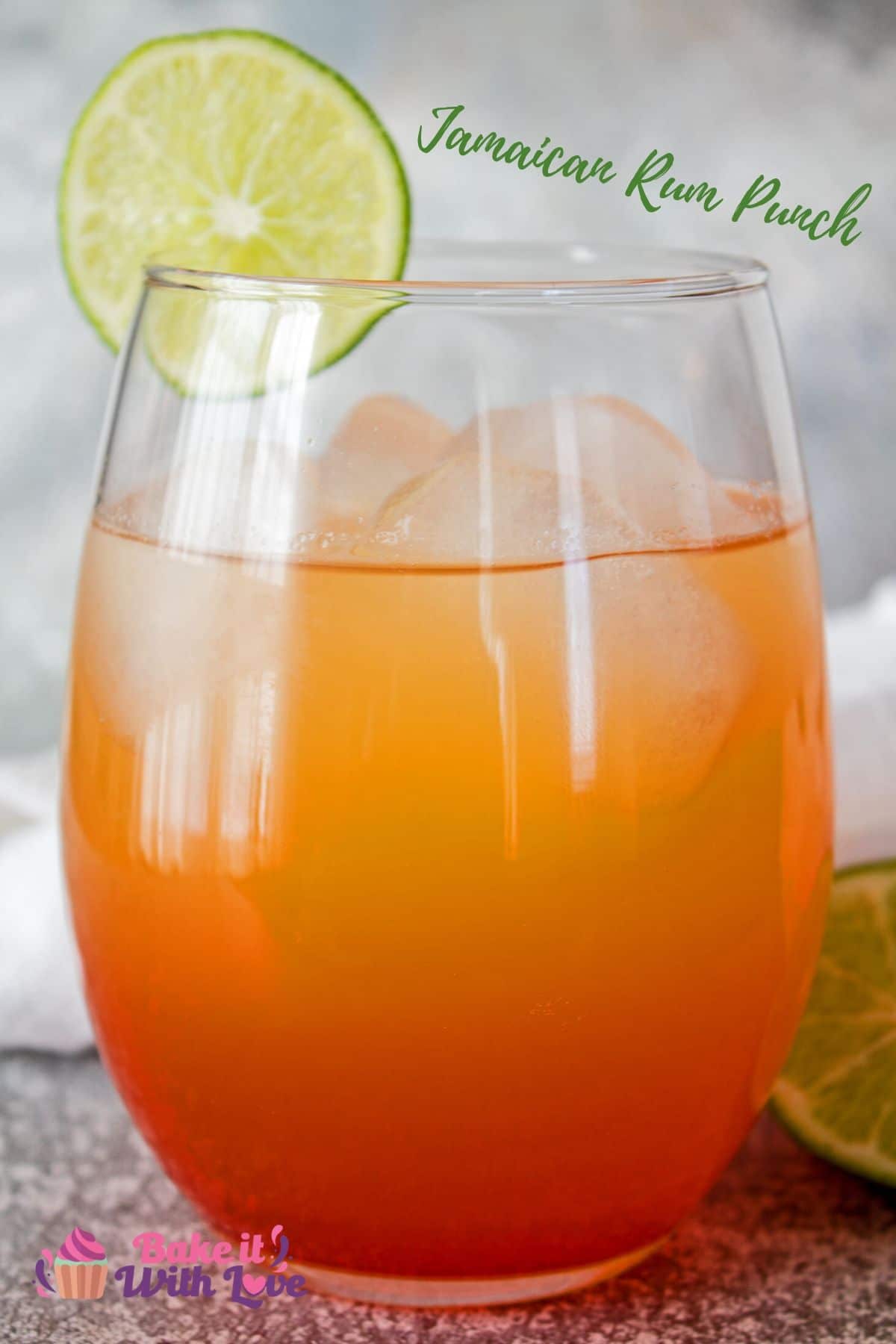Il Jamaican Rum Punch a base di frutta, deliziosamente rinfrescante, è il preferito dai tropici per tutti!