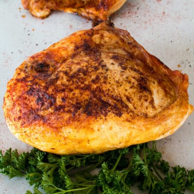 Dada ayam panggang oven super mudah yang dibumbui sempurna dengan kulit ekstra renyah!