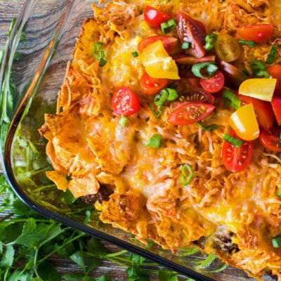 ¡Esta cazuela de Doritos de carne molida en capas súper fácil es una cena favorita de la familia que está lista en poco tiempo!