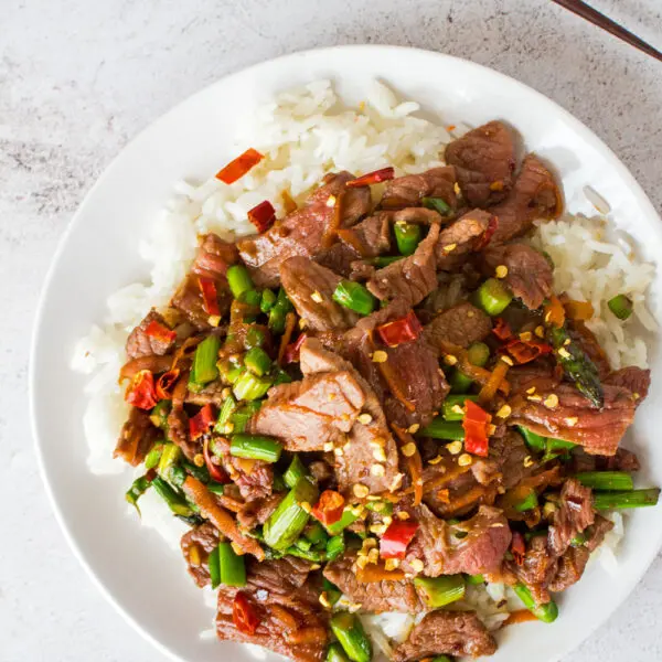 O Easy Hunan Beef é um prato de carne picante ao estilo de Hunan, que é frito com um bife bem cortado, alho e pimentão!