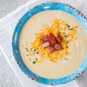 La semplice e cremosa zuppa di prosciutto di cavolfiore è una deliziosa e sostanziosa zuppa di cibo da gustare nelle notti fredde!
