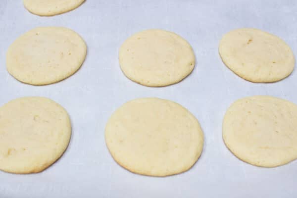 Meus biscoitos supermacios de açúcar duplo assados e esfriando na assadeira antes de transferir para uma gradinha