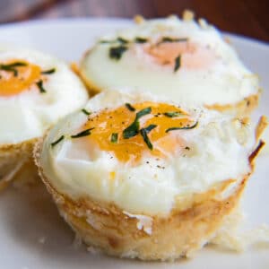 These super easy to make baked hash brown egg cups are tasty on-the-go breakfast baked in muffin tins!