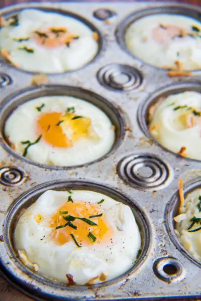 These super easy to make baked hash brown egg cups are tasty on-the-go breakfast baked in muffin tins!