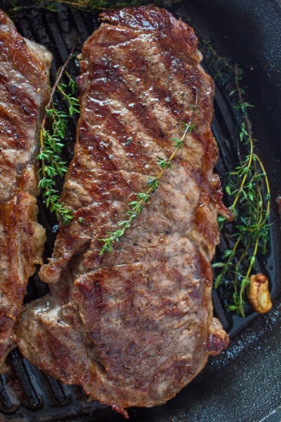 Le steak parfait de qualité restaurant est facile à préparer à la maison avec cette méthode de steak New York Strip poêlé!