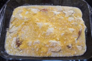 rastopljeni maslac završni je sastojak preliven slojevima punjenja pita od jabuka i smjese za kolače