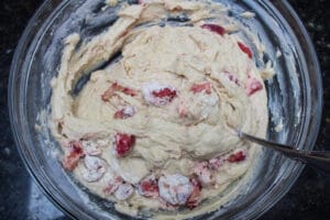 5 добавете покритите с брашно нарязани ягоди към тестото за мъфини.