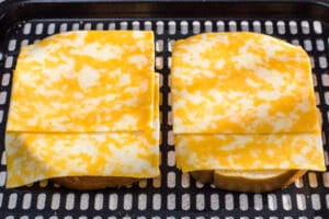 tereyağlı ekmeğe peynir dilimleri ilave edilir.
