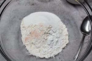 bahan-bahan kering untuk membuat muffin dedak kelloggs kismis.