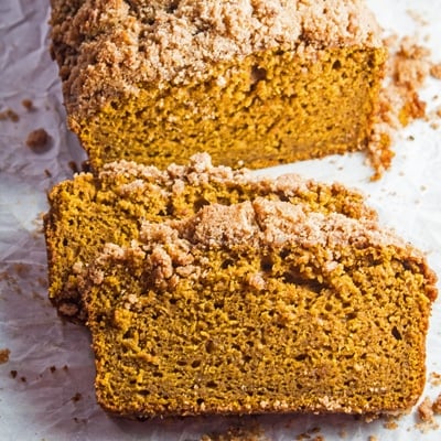small closeup on the sliced pumpkin streusel bread.