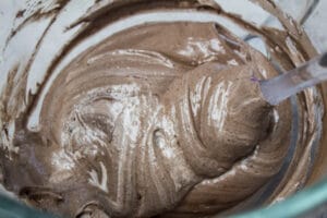 cacao doblado en la masa de macarrones de chocolate.