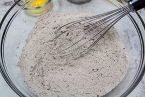 ingredientes secos para las tortitas de chocolate batidos y combinados.