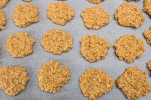 30 tane kurabiye yapmak için porsiyonlara ayrılmış tereyağlı kurabiyeler yok.