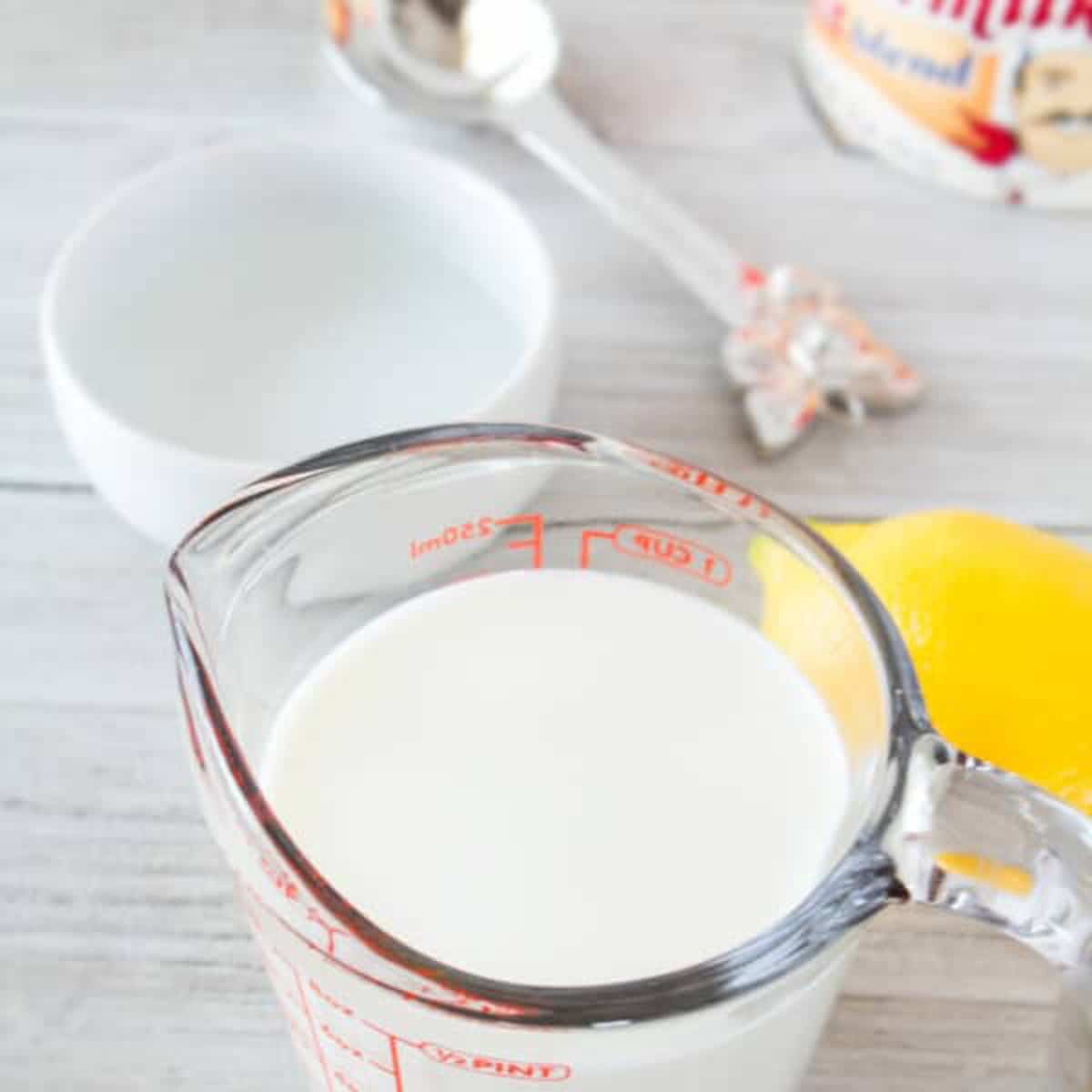 バターミルクの代替品を作るために必要な材料の正方形の画像。