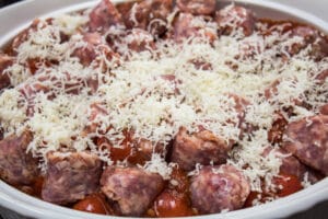 il quarto strato di sformato di salsiccia italiana è la mozzarella e il parmigiano.