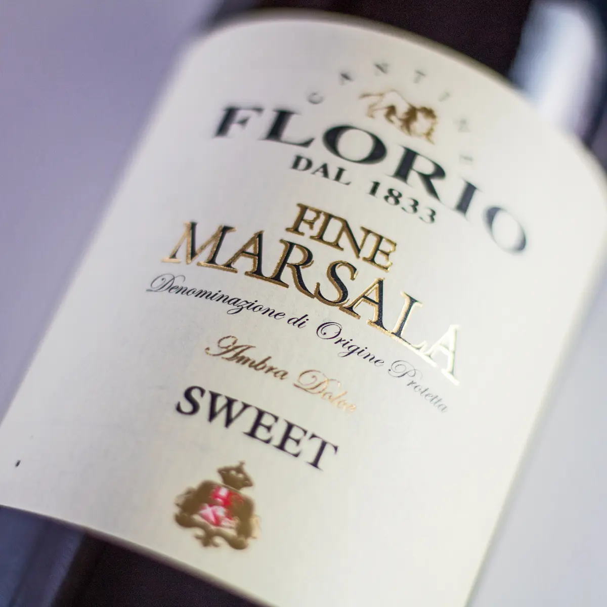 Grande immagine quadrata del sostituto del vino Marsala che mostra l'etichetta della bottiglia.