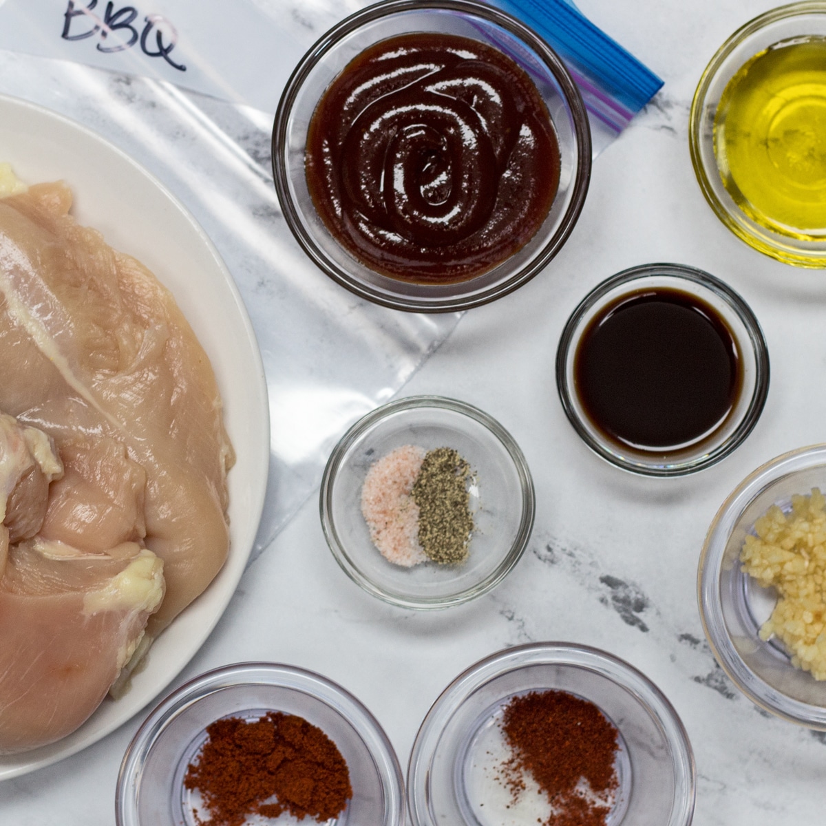 stort kvadratisk billede af BBQ Chicken Marinade ingredienser klar til at kombinere.