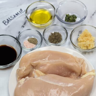 Ingredientes da marinada de frango balsâmico quadrado grande prontos para serem misturados.