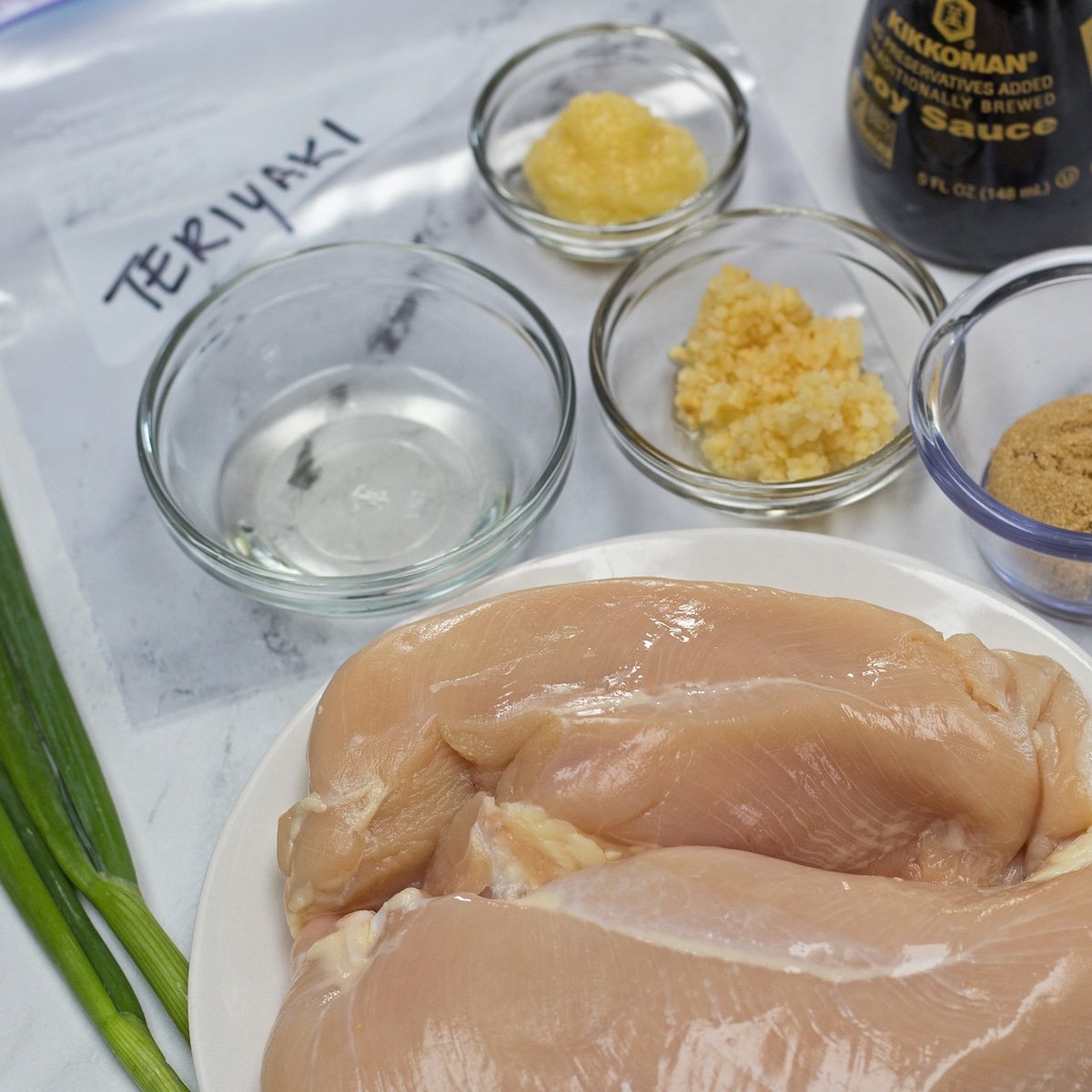 Imagen cuadrada grande de los ingredientes del adobo de pollo teriyaki listos para mezclar.