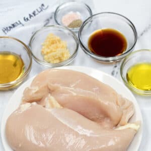 store firkantede honning hvidløg kylling marinade ingredienser klar til blanding.